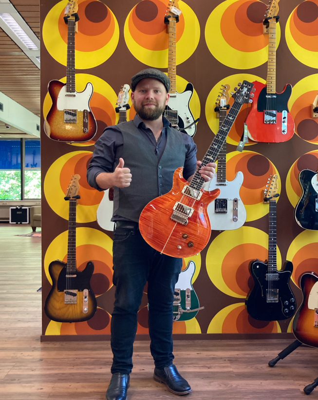 Paul Lensvelt speelt gitaar